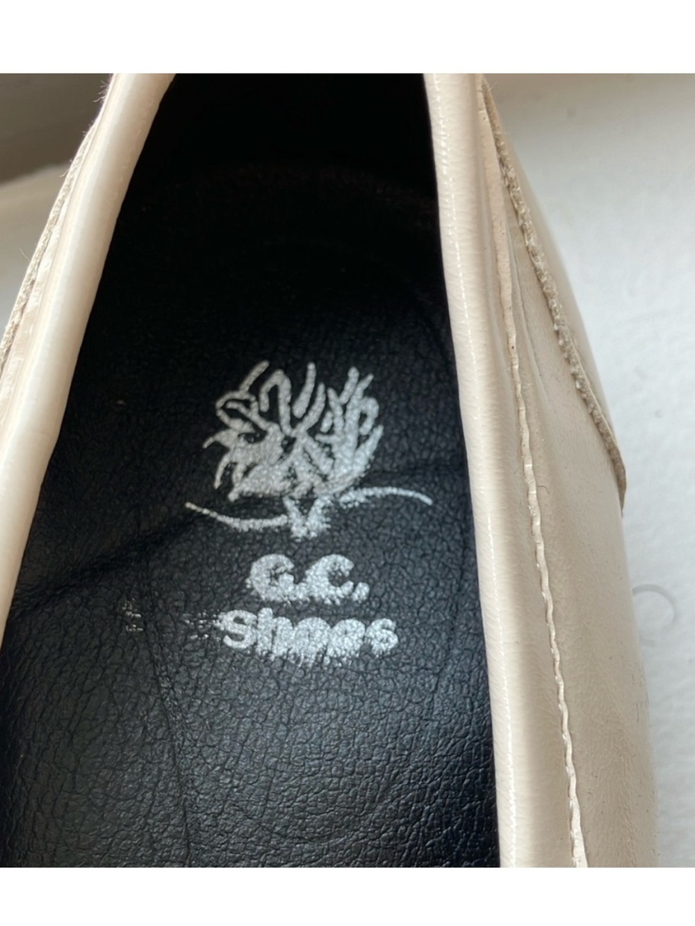 Cream patent Loafers with Chain Detail sz 10 G.C. Shoes - Picture 3 of 4